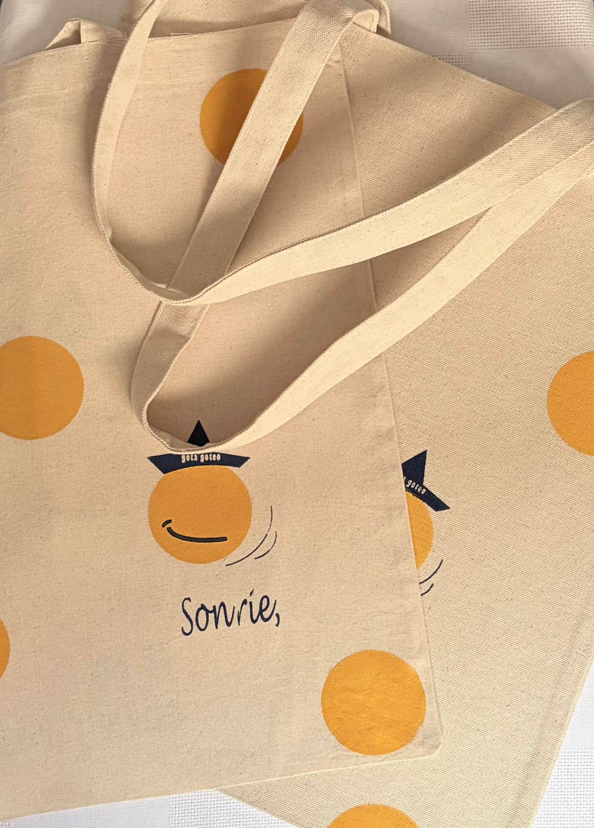 tote bag sonríe, · camiseta orgánica · edición limitada