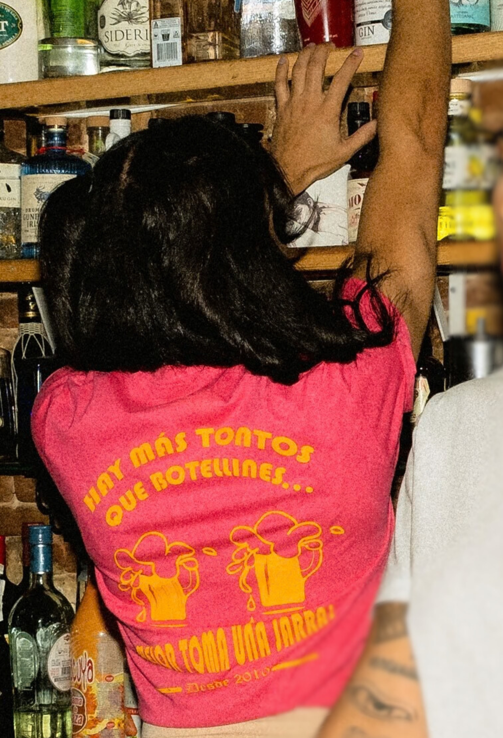 Camiseta Los listos lo saben de gota goteo en modelo espalda rosa edicion-01