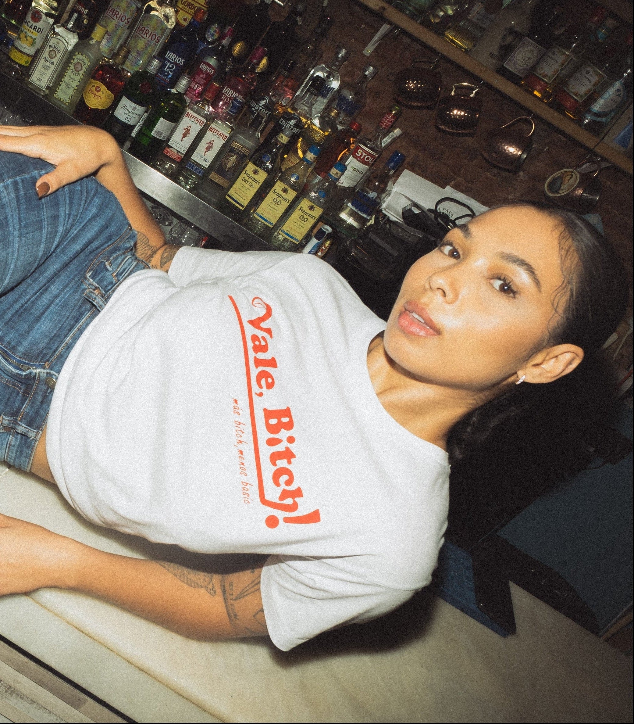 Camiseta Vale, Bitch de Gota Goteo en model
