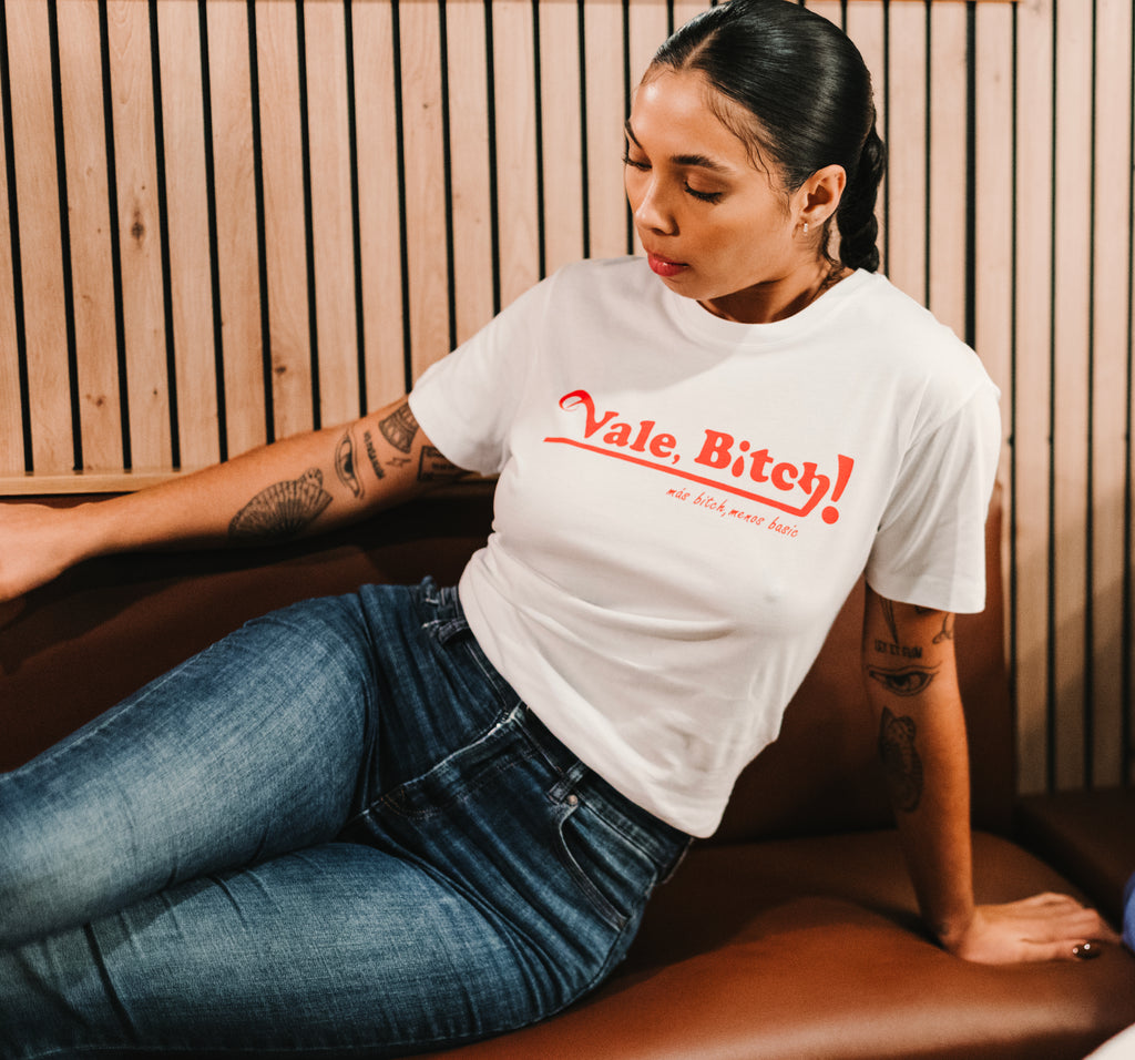 Camiseta Vale, Bitch de Gota Goteo en modelo