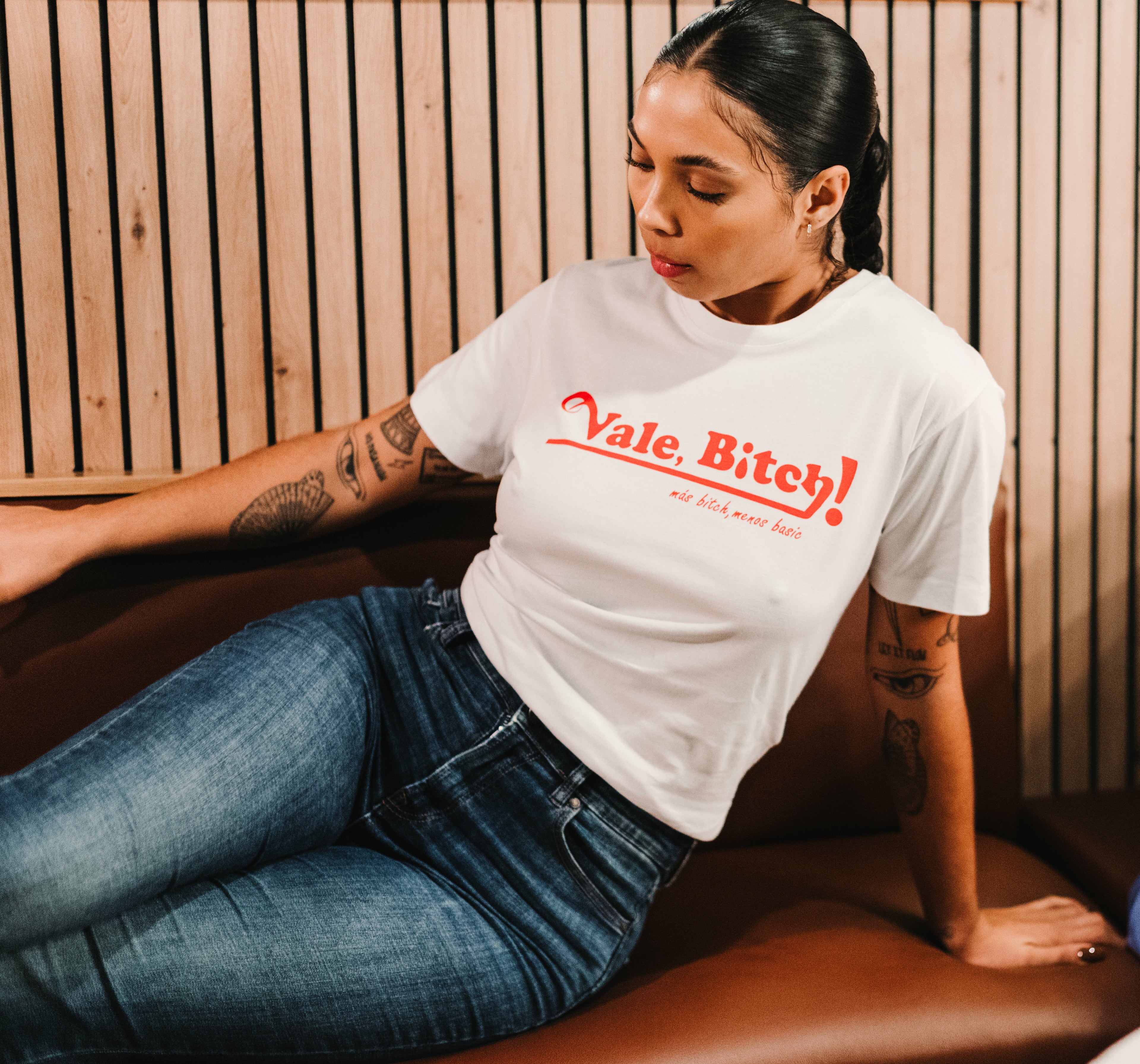 Camiseta Vale, Bitch de Gota Goteo en modelo